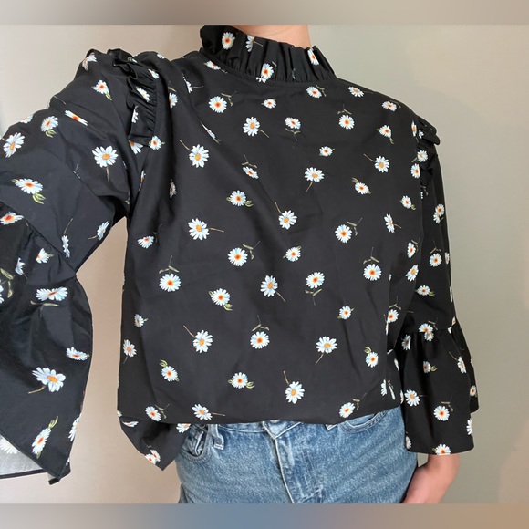 Alice + Olivia Tops - Alice and Olivia daisy print high neck blouse with zipper up back size large